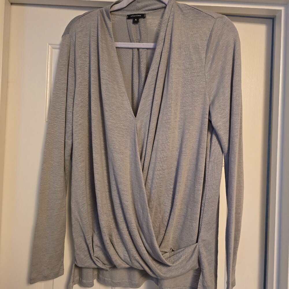Stella +‎ Dot Light Faux Cross Over Top in Light Grey Size XL